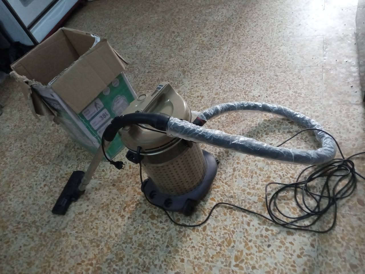 مكنسة كهربائية نوع سانيو الاصلية اخت الجديدة مستعمله كم يوم نوعية جدا راقية وافضل ما في السوك النوع الثقيل سعرها 85
مخاد ندافة غير مستعمله قبل يومين العدد 12 القطن اجنبي ناعم درجة ممتازة تستخدم للضيوف والجلسات السعر 5 للقطعة الواحدة 
ملاحف ومدواسات وتلبيسة دوشك نفر سعر القطعة 3500 نظيفات جدا والوان حلوه
العنوان حي الجزائر مقابل مستشفى مرجان 
*********** بي واتساب
