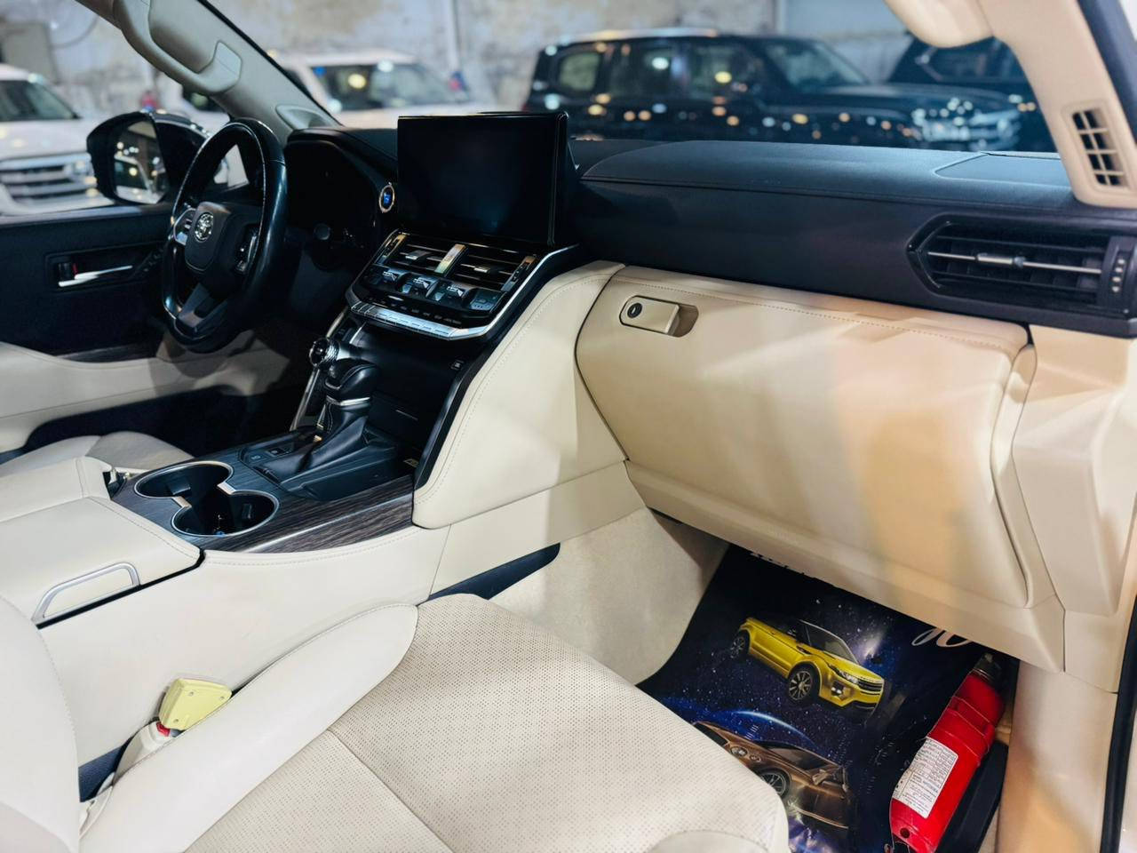 لاندكروز vx تون تيربو 2022 ساز ضمان 
السيارة فول مواصفات 
1-جلد 
2-تدفئة تبريد كشنات 
3-كشنات كهرباء 
4-ستيرن كهرباء 
5-كشت ذاكرة 
6-خمس بصمات 
7-كامرة 
8-رادارات 
9-جنطه شفط 
وباقي المواصفات المعروفة لل vx 
السيارة ماشية 41 
مكان السيارة النجف الاشرف 
الاستفسار ***********
