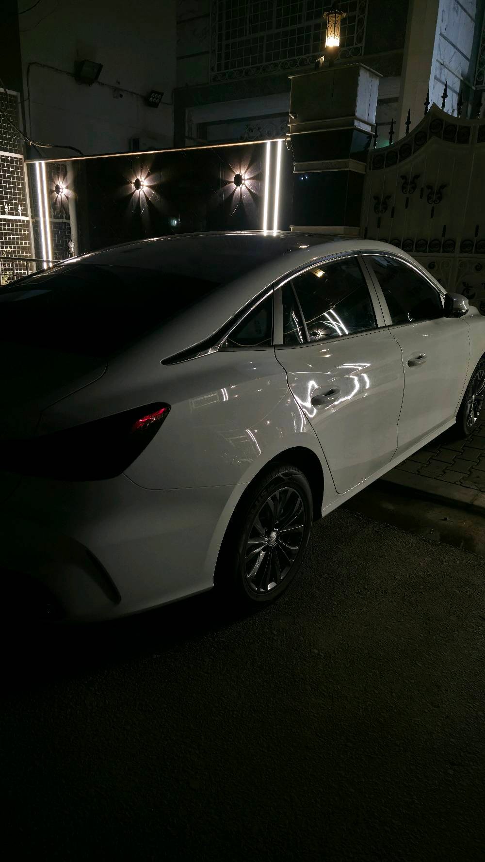 سيارة MG موديل حديث مع غطاء مقاعد VIP، السيارة بحالة نظيفة جداً ومظهر عصري. الداخلية مريحة والأغطية تحافظ على نظافتها. التصميم الخارجي أنيق ويتميز باللون الأبيض النقي. السيارة توفر قيادة سلسة ومريحة، مناسبة لمن يبحث عن الفخامة والأناقة اليومية.