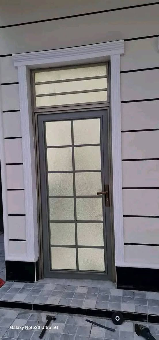 ### **العنوان (Title):**

**كادر حدادة عامة وجملونات - تنفيذ في جميع المحافظات**

---

### **الوصف (Description):**

**شغلنا يتكلم عنا!** ⚒️🇮🇶

هل تبحث عن الدقة والمتانة؟ كادرنا المتخصص في أعمال الحدادة الإنشائية والفنية مستعد لتنفيذ كافة طلباتكم بأعلى المواصفات وبأسعار تنافسية.

**✅ خدماتنا تشمل:**

* **جملونات وهناجر:** قاعات، مخازن، سياج أمني، وسقوف كيربي.
* **أبواب وشبابيك:** موديلات مودرن، ليزر، وحمايات أمنية متينة.
* **حدادة عامة:** مظلات سيارات، سواتر، وأعمال الصيانة.

**لماذا تختارنا؟**

* **التغطية:** نصلكم في **جميع المحافظات**.
* **الخبرة:** صورنا المرفقة هي جزء بسيط من أعمالنا الحقيقية في المواقع.
* **الالتزام:** دقة في المواعيد وسرعة في التنفيذ.

**📍 الموقع:** جميع محافظات العراق
**📞 للتواصل المباشر (اتصال + واتساب):** [***********
