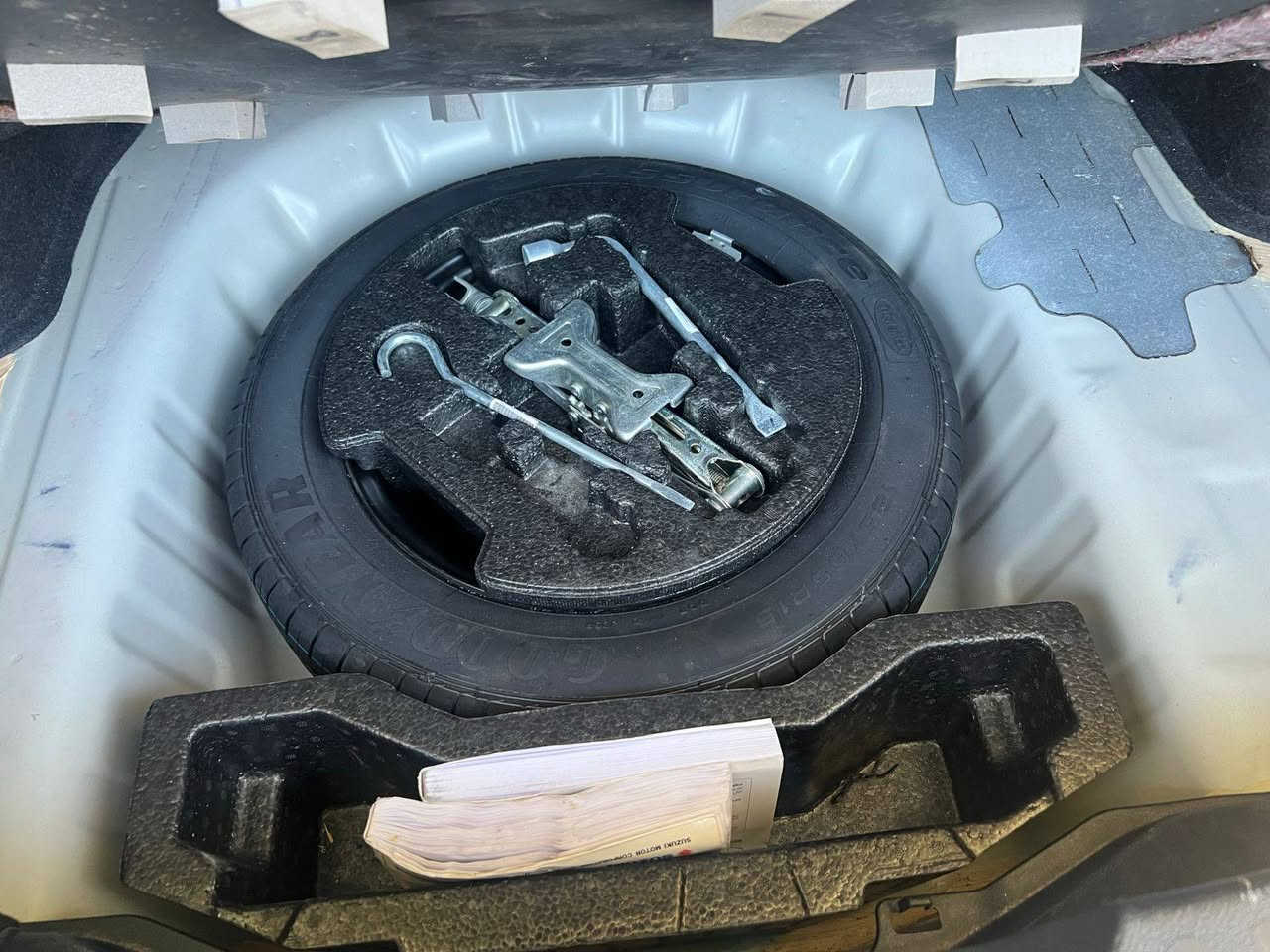 السلام عليكم،،
للبيع سازوكي ( سياز ) موديل 2023 
المواصفات ✅
بصمة تشغيل
بصمة ابواب
تحكم ستيرن 
كروز سرعة 
كشنات جلد 
حساسات
قطعتين تبريد 
مري شفط كهرباء  + اشاير بالمري 
لد امامي 
ويل كب كروم 
سبير ما نازل
السيارة مكفولة جديدةرقم اربيل
شاشه 
شرط التحويل مو وكالة احولها بأسمك
السعر ١٢٤  وبيها مجال للاستفسار ع خاص .


**إذا كنت صاحب هذا الإعلان وتريد حذفه لأي سبب، رجاءا أرسل رسالة إلى الدعم الفني**