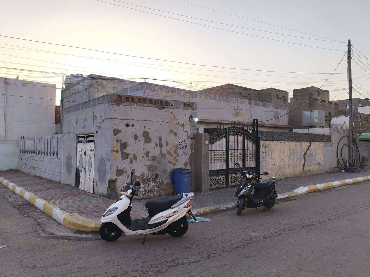 السلام عليكم
دار  بمنطقه 8شباط مساحه 210متر ركن شارع 12متر  طابقين الاول إستقبال كبير وصاله كبير مع هول ثلاث غرف نوم مطبخ كراج سياره  السعر 140بي مجال 
للاستفسار اكثر الاتصال على الارقام التاليه 
***********
***********او زياره مكتبنا الكائن التأميم 8شباط قرب تانكي الماء مكتب المصطفى للعقار
