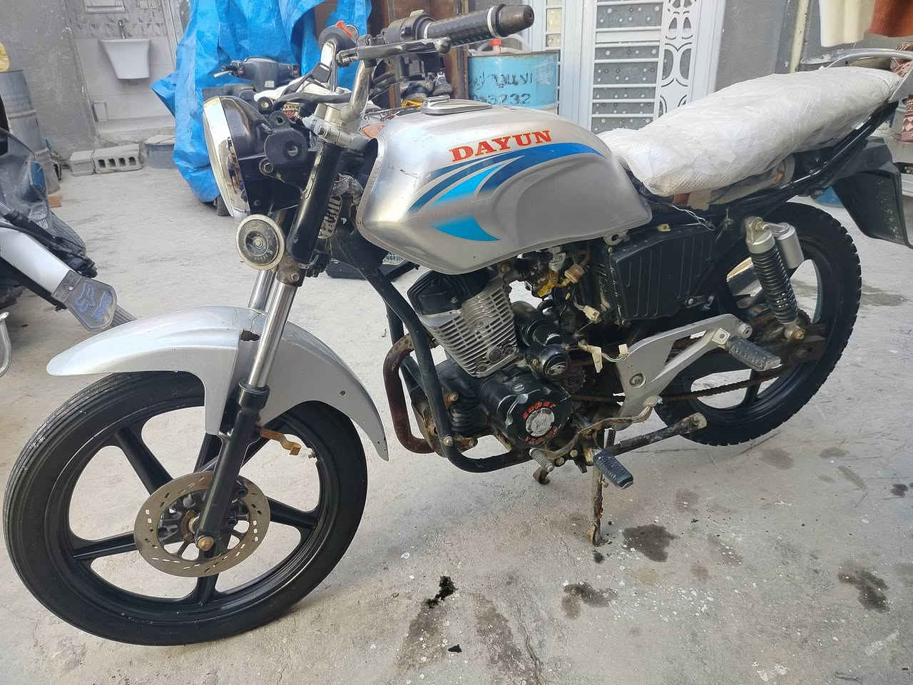 السلام عليكم اخوان دراجه سوبر موديل 2010 دراجه رقم وسنويه بسم خالي بس ابيع كلك كلك  كلك مكينه ناعمه نكره وياله وتايرات جدد عوزها شويه ترتيبات سعر 250وبيها مجال قليل شراي يتصل *********** مكاني كربلاء الاسكان العسكري
