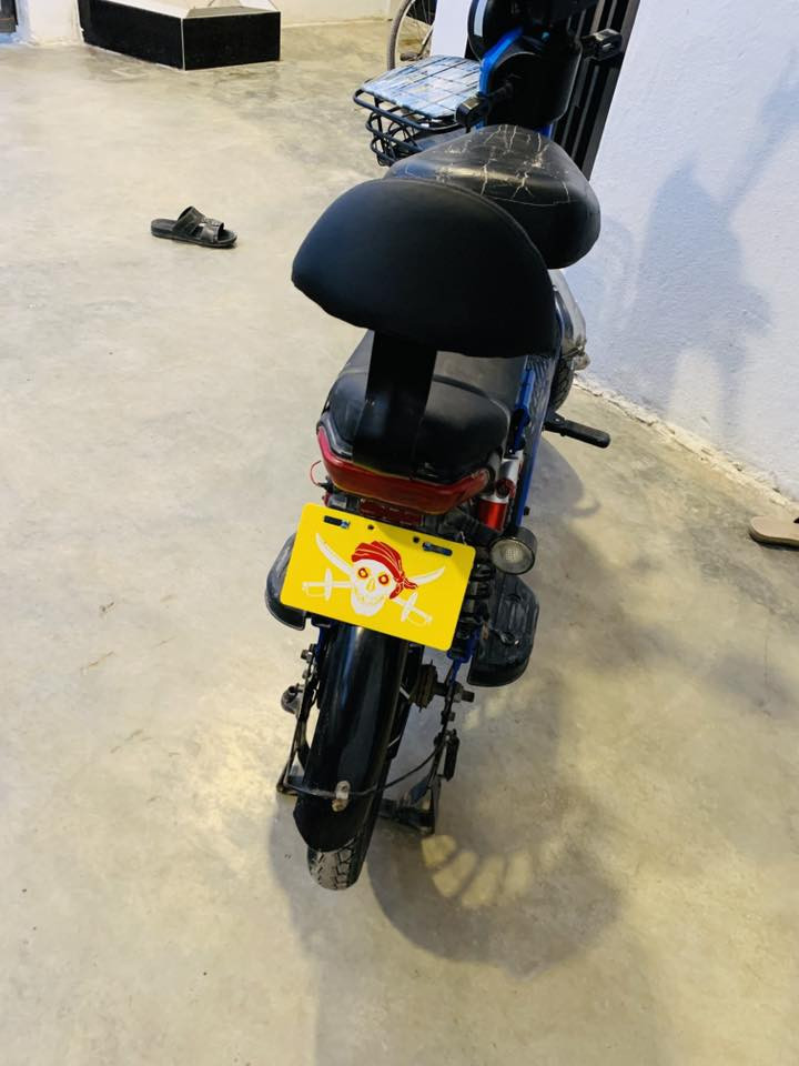 السلام عليكم للبيع دراجه شحن موديل 2025دراجه شرط كلها شغاله شلعه بيها فول بطاريات شرط جدد  ماينزل شحن كهربائيات كلها شغاله أربع سرعات تثبيت سرعه بيها تايرات جدد  السعر 190بي مجال الشراي يخابر عل رقم ***********
