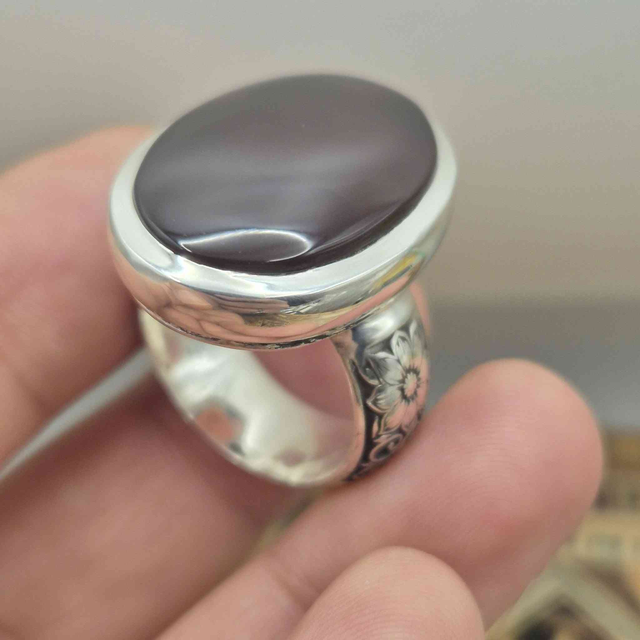 الحـر اعلى فئة في العقيق اليماني ... و أندره

العقيق اليماني "اليمني" الطبيعي (لون بني) حر تماماً
[ لا معالجة / لا تحسين بالحرارة ] من الجبل الى الورشة الى الخاتم 
فص حجم راهي _ صياغة يدوية بالكامل 💯% قياس24
زخرفة ليزرية على العضد 

💳 كارت ضمان مختوم (أصالة المنشأ & غير معالج )
🚗 خدمة توصيل كل مناطق العراق
للإتصال و المراسلة : ***********
📍العنوان /  الكوفة _ شارع كوفة نجف الرئيسي _ مأكولات خوخة _ الشارع الفرع للمطعم
