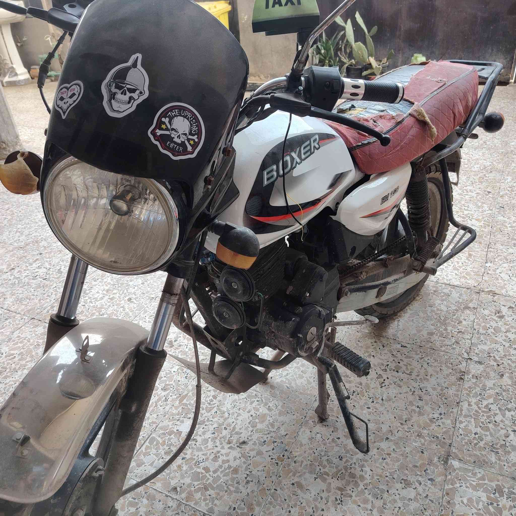 سلام عليكم شباب دراجه بوكسر لبيع موديل واحد عشرين نضافته حلوه مثل ما موضح بل صور 750وبيها مجال حك الجيه واني بخدمه الطيبين العنوان بغداد التاجي روقم ***********
