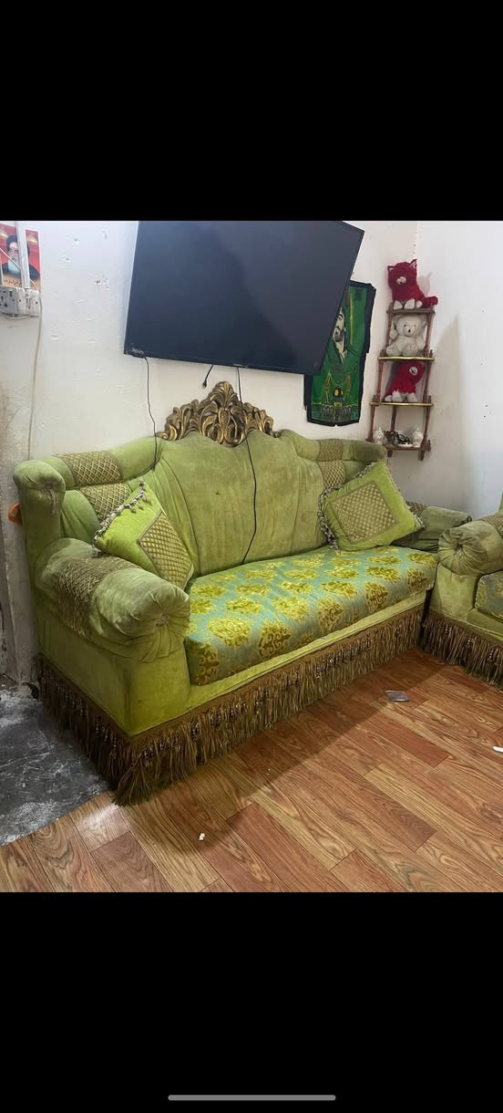 سلام عليكم  اربعه قنفات وثنين كراسي اثنين قنفات طولهن 3 مترات وثنيت طولهن 2مترتين السعر 400وابيهت مجال مكاني البصره قضاء الزبير التواصل على هاذا الرقم (***********)
