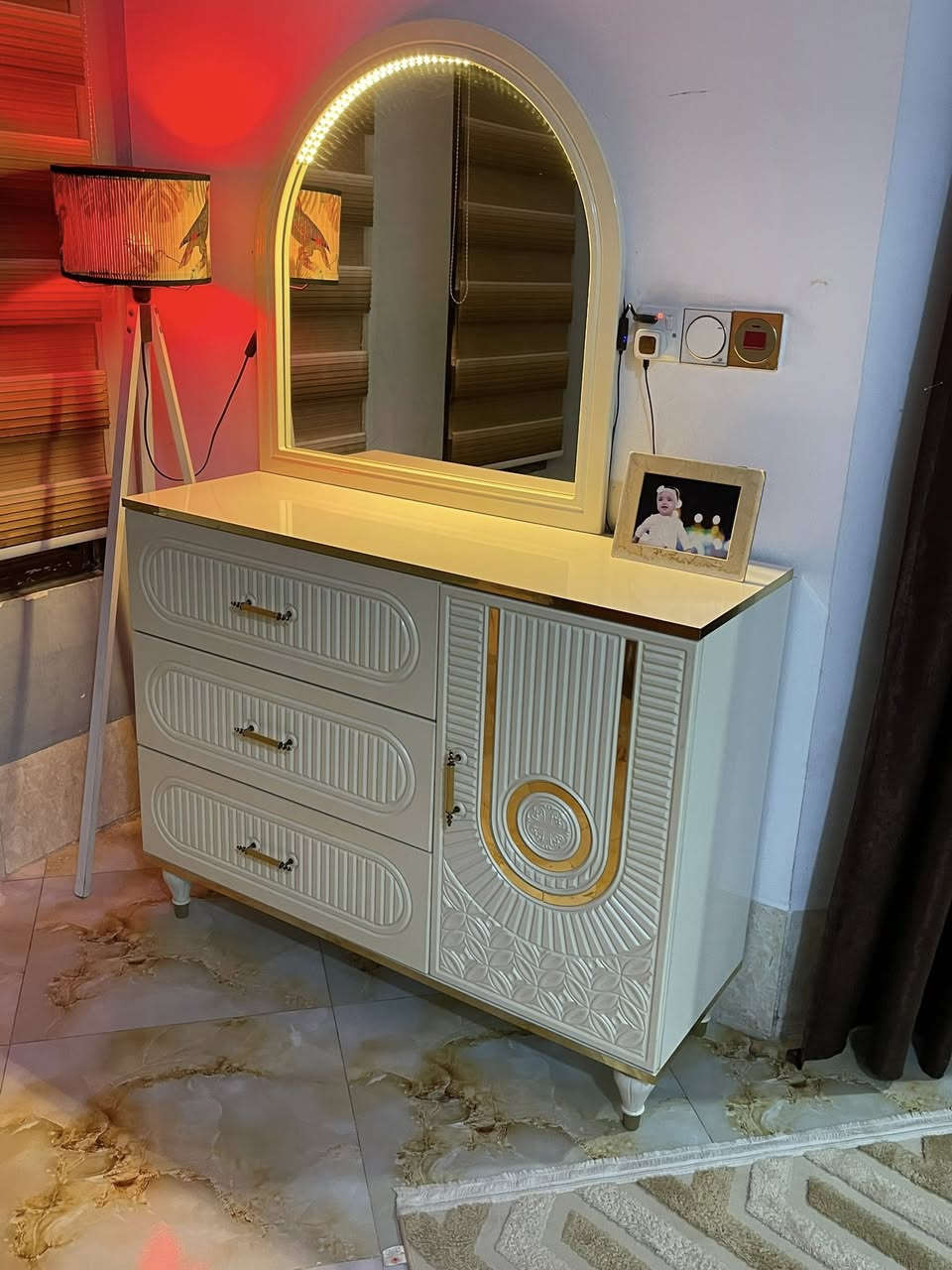 غرفه نوم عدد القطع 9 شغل درجة اولا سيئنسي بدون ضرر  وياها مرايه غيافه  بعد بس اني مشادها تجي بوكس بي مجر ومرايه مفصخها وضامها الغرفه كلش نضيفه السعر 900 وبيها مجال العنوان بغداد جسر دياله الجديد للستفسار اتصل ***********
