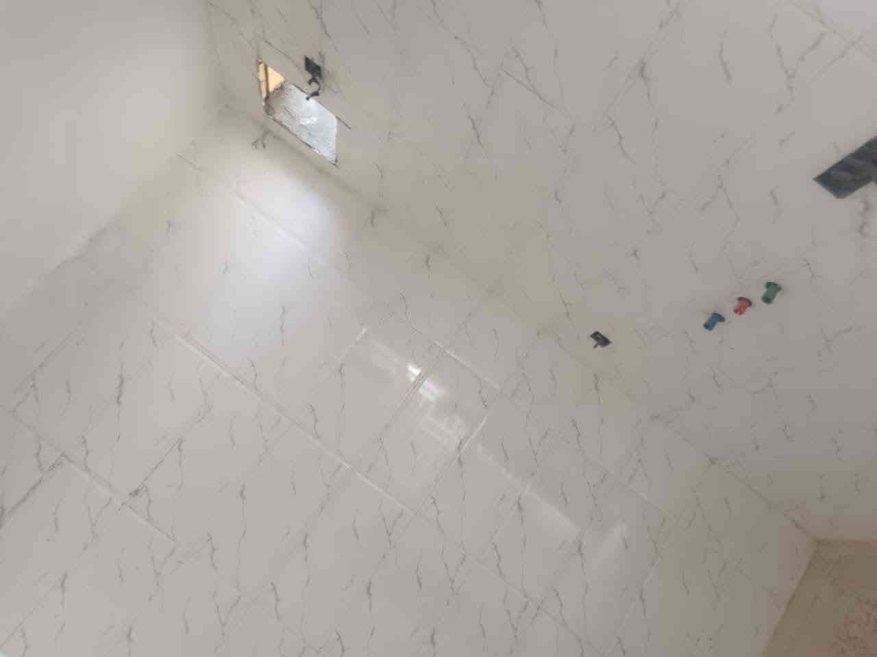 السلام عليكم
  دار للبيع مكان مميز جدا 
طابو زراعي سند 25 
المساحه //١٠٥متر
نوع البناء طابوق عكاده 
العنوان / /بابل المدحتيه
شارع علي قماره قرب حسينية الشهداء
خدمات كامله من ماء وكهرباء
عرض الشارع ٧متر
السعر/٤٦وبي مجال
تفاصيل البيت طابق واحد 
استقبال 
صاله 
عدد الغرف١
مطبخ 
منور خلفي طارمه
مجمع صحيات داخليه وخارجيه
السطح كامل  فرشي
البيت كامل ولايوجد اي نقص بي
تحويل البيت ثاني يوم بعد الشراء 
بناء حديث موقع جيد جداً 
يبعد عن الشارع الرئيسي ١٥٠متر
ملاحظة//البيت فارغ حلين غير مسكون
سنة البناء حديث
للاستفسار
مراجعة  مكتب دلالية وائل الهندي 
***********ابو علي
مكتب دلالية وائل الهندي بابل المدحتيه الحمزه الغربي ع شارع 60 قرب سلوان ابو الكاشي مقابيل فرع علي قمار
