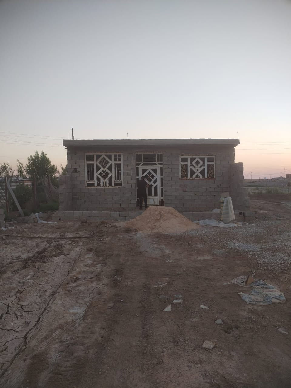 سلام عليكم بيت البيع بل يوسفيه عل شط المساحه 900 متر مكان كلش مرتب ماء كهرباء مدرسه مركز صحي كامل الخدمات *********** البيت هيكل مكمل الكهرباء والماء المجاري عوزه لبخ وبياض وسيراميك سعر عل خاص
