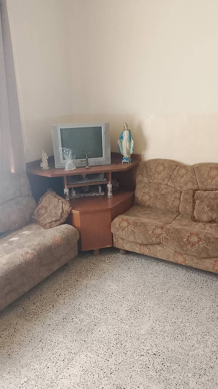 من رخصة الادمن عندي طخم للبيع مستعمل عدد خمس قنفات مع زاوية تلفزيون
بسعر 500 بي مجال للطيبين 
الشراي يتصل على الرقم ***********
طخم بي  مجال 
اهلا وسهلا بالجميع
