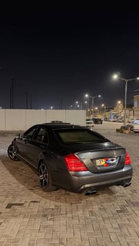 موديل ٢٠٠٩ فول للاخير باب طويل داخل اوف وايد واسود كفاله من الكص متومه...