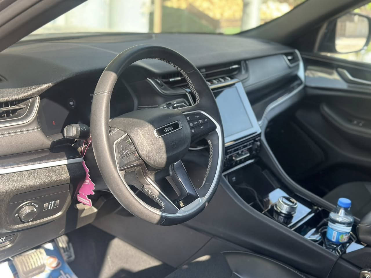 للبيع
سيارة جيب كراند شيروكي 2023

الضرر كلش بسيط بالجاملغ الخلفي اليسار ومعدل ع بارد فقط بدون اي دواخل السيارة كلش ضررها بسيط والنظافة فول 

السعر : 325$ ( مرقم بغداد ) وبيها مجال 

للاستفسار على هذا الرقم / ***********￼

المواصفات: 

المحرك: 3.6 لتر V6 بنزين

🔹 القوة: حوالي 290–293 حصان

🔹 ناقل الحركة: أوتوماتيك بـ 8 سرعات

🔹 نظام الدفع: عادة دفع رباعي 4×4 (قد يتوفر دفع خلفي في بعض الإعدادات)

🔹 استهلاك الوقود: متوسط جيد النسبي لسيارة SUV بهذا الحجم (حوالي 9.5–10 كم/لتر في الاستخدام

️ مقاعد أمامية مكسوة بجلد (أو جلد شبه فاخر مع لمسات Suede)

✔️ مقود مغطى بجلد مع تدفئة

✔️ مقاعد أمامية مدفأة

✔️ نظام تكييف هواء أوتوماتيكي مزدوج المناطق

✔️ شاحن لاسلكي للهاتف 

✔️ فتح وتشغيل السيارة عن بُعد 

شاشة نظام الترفيه Uconnect (تقريبًا بحجم 8.4 بوصة)

✔️ Apple CarPlay وAndroid Auto

✔️ نظام صوتي قياسي

✔️ منافذ USB

✔️ بلوتوث للاتصال والموسيقى 

️ عجلات 20-إنش تصميم Gloss Black (لون أسود لامع)

✔️ لمسات خارجية سوداء 

✔️ مصابيح LED أمامية وخلفية

✔️ شبكة أمامية بلون مميز لمظهر رياضي

✔️ زجاج خصوصي وخطوط تصميم أنيقة  

� نظام مراقبة النقطة العمياء 

🔹 نظام الفرامل التلقائي في حالات الطوارئ

🔹 حساسات وكاميرا خلفية للركن

🔹 مساعد ثبات السيارة (ESC)

🔹 أنظمة تحكم في الجر والتضاريس
