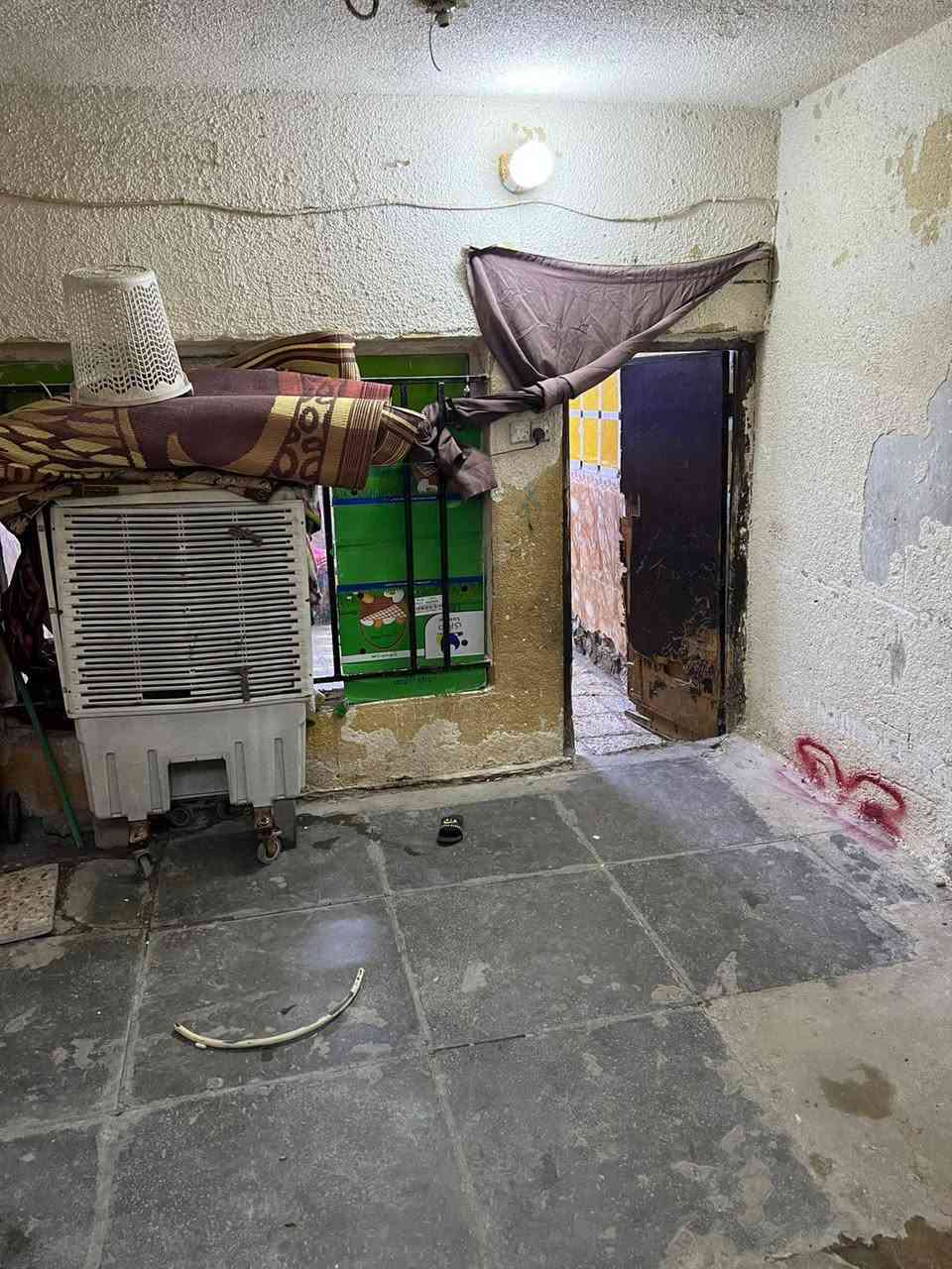 سلام عليكم بيت البيع العنوان مدينه الصدر قطاع 30 البيت مقسوم إلى 2 نص قطع فقط السطح مشترك بينهن البيت طابقين مسلح السعر (180) مليون الرقم الهاتف *********** أو ***********
