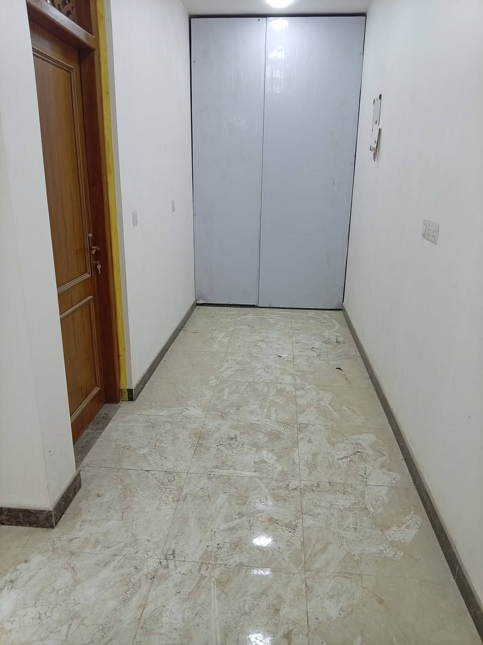 السلام عليكم ورحمة الله وبركاته
يتوفر مشتمل للأجار طابق ثاني مساحة ١٥٠م بناء حديث اول ما طالعين منه العمالة بعده ما مسكون مطلوب عائلة صغيرة قرب سوق الأمين للتواصل على هذا الرقم ***********
