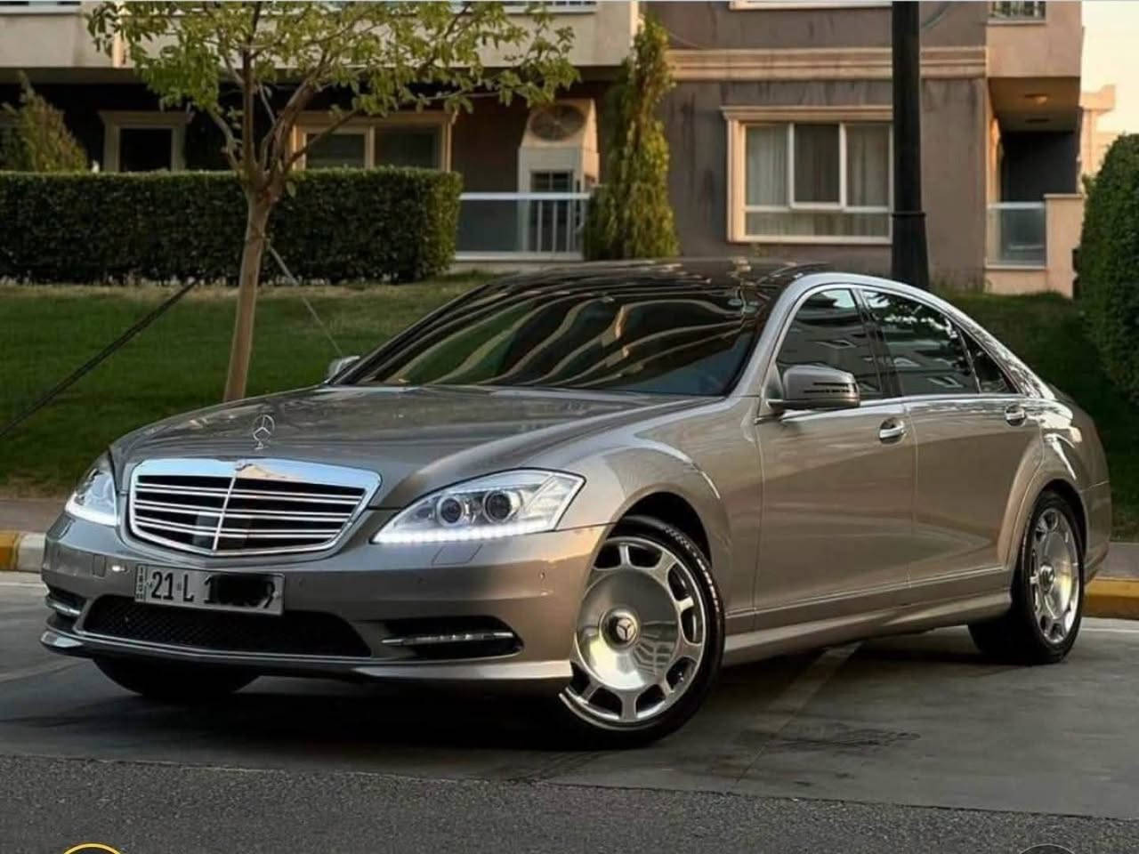 مرسيدس S350 موديل 2006 محدث 2013
لأصحاب الذوق الرفيع والتميز، معشوقة الجماهير اليخت الألماني بحالة ممتازة وجاهزة للاستخدام الفوري.
المواصفات والخصائص:
الفئة: S-Class (W221)
الموديل: 2006 محدثة 2013
المحرك: S350 (6 سلندر، عزم قوي واقتصادي بالوقود)
ماشية 170 الف كيلو متر 
رقم سليمانية بٱسمي سنوي جديدة 
الحجم: لارج (Large) - قاعدة عجلات طويلة (باب طويل) لراحة قصوى للمقاعد الخلفية.
اللون الخارجي: ذهبي ملكي مميز جداً وجذاب.
اللون الداخلي: جلد (بيج/اسود) بحالة جيدة جدا
الإضافات والمميزات:
نظام الستائر: مجهزة بـ 5 بردات (ستارة خلفية كهربائية + 4 ستائر جانبية للأبواب الخلفية والمثلثات) لخصوصية وعزل تام.
فتحة سقف بانوراما 
حساسات أمامية وخلفية (Parktronic).
مقاعد كهربائية مع ميزة الذاكرة (Memory Seats).
نظام ملاحة وشاشة عرض تحكم كاملة.
تكييف مركزي منفصل (ثلاجة)
ويل مايباخ 19 انج
حالة السيارة:
السيارة مسرفسة بالكامل وجاهزة، لا تحتاج لأي مصاريف أساسية.
محرك، گير، وشاصي على الفحص.
بيها صبغ اثر شخوط وتوجد صور تثبت ذلك للمهتمين
مكان السيارة بغداد الغدير
للاستفسار ***********
