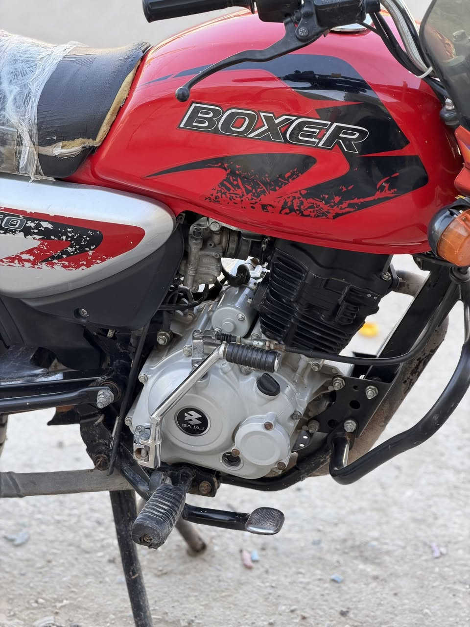 السلام عليكم اخوان بوكسر للبيع موديل 22 مستخدمه استخدام شخصي الدراجه نضيفه كلش مكفوله كفاله عامه مرقمه بإسمي رقم قادسيه الدراجه ما مبدل بيهه اي شي ما عدا التاير  الخلفي والتأير الأمامي مال الشركه يعني ما تعبانه الدراجه والباتري مال الشركه من 2022. ونكره سلف يعني الدراجه على وضع الشركه جديده كلش تجي تفحص يم اي مصلح يعجبك  السعر مليونين وبيهه مجال بسيط ***********
ملاحظه الدراجه مطلعهه من الوكيل بأيدي يعني من الوكيل الي مباشره
