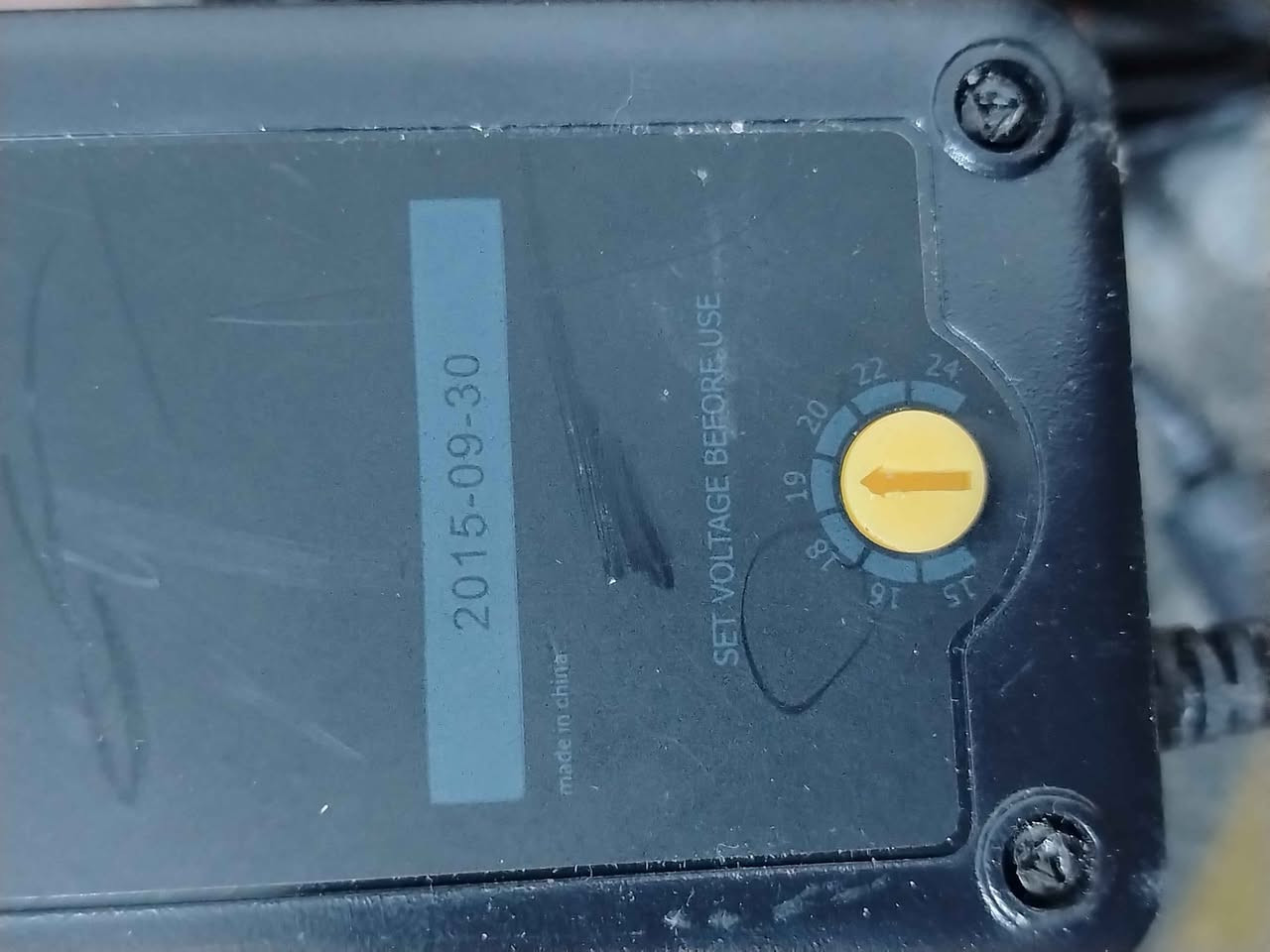 Trust 17566 – شاحن لابتوب عالمي 90W
القدرة: 90 واط.
الإدخال: 100–240V، 50/60Hz، 1.3A.
الإخراج: 15 / 16 / 18 / 19 / 20 / 22 / 24 فولت (حتى 4 أمبير). �
farnell.com +١
الرؤوس: 8 رؤوس قابلة للتبديل، تدعم معظم أجهزة Acer وASUS وDell وHP وLenovo وSamsung وSony وToshiba وغيرها. �
الحماية: ضد الحمل الزائد، والماس الكهربائي، وارتفاع الحرارة. �
farnell.com
الاستخدام: بديل أو شاحن إضافي مناسب لمعظم اللابتوبات التي لا تتجاوز حاجتها 90 واط. � البصرة, العراق


**إذا كنت صاحب هذا الإعلان وتريد حذفه لأي سبب، رجاءا أرسل رسالة إلى الدعم الفني**