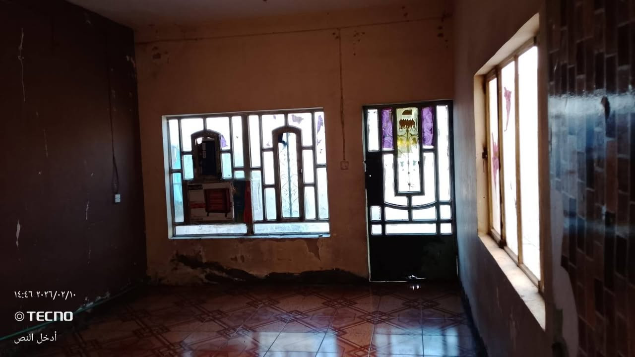 بيت مساحه 100 متر للايجار حي الزهور شارع الجمعيه ***********
