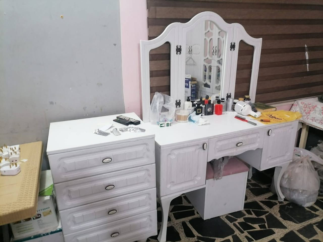 ***********
شراي يتفضل واتساب او يتصل 
غرفه كانتري ٧ قطع وياهه الدوشك هديه + صوميات تفصال كلش ثكال السعر ٤٠٠
+ اثاث اسعار كلش مناسبه 
عنوان بغداد حي العامل
