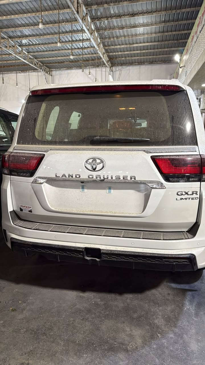 السلام عليكم
لاندكروز GXR Limied شركات 
موديل ٢٠٢٥ كلين تايتل 
ابيض 
جلد تبريد كشنات 
جام اوتو 
كراسي كهرباء 
فتحة سقف 
باب صندوك كهرباء 
رقم بغداد 
عداد 200 كيلو زيرو السيارة 

بغداد السيدية ***********
