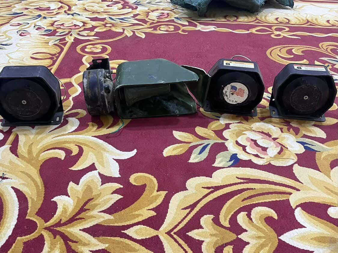 سلام عليكم صافرات اصليه للبيع جهاز و سماعه ب ٦٠ الف للتواصل ***********

