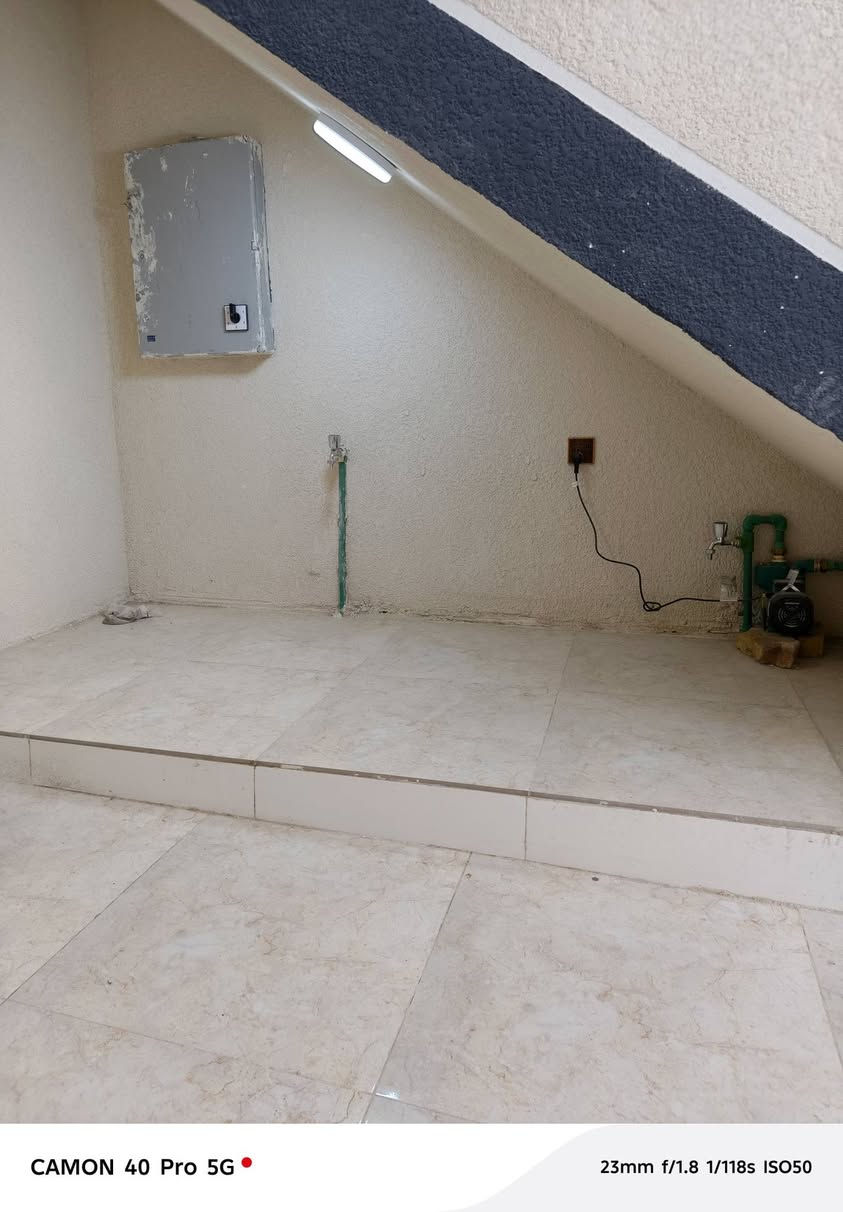 بيت ركن حي الساهرون بلقرب من حدائق العتبه 90 متر فوكه شقه موئجره والبيت حالين موئجر راس الشهر يفرغ
بدون دلال اجاره 300 لتواصل ***********
