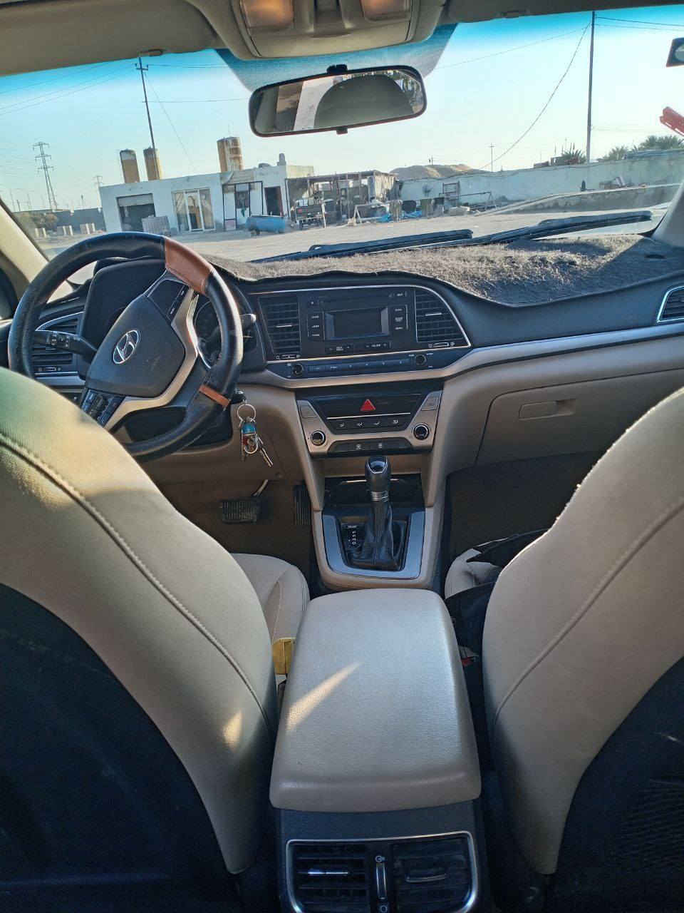 إلنترا 2017 للبيع
السياره جديده ومكفوله فقط بارد بالباب
كير ومحرك حداديه شرط كامله رقم مثنى بأسمي 
فتحه حساسات اشاير بالمري وباقي المواصفات معروفه
السعر ١٣٨ وبيها مجال حك الجيه 
***********
