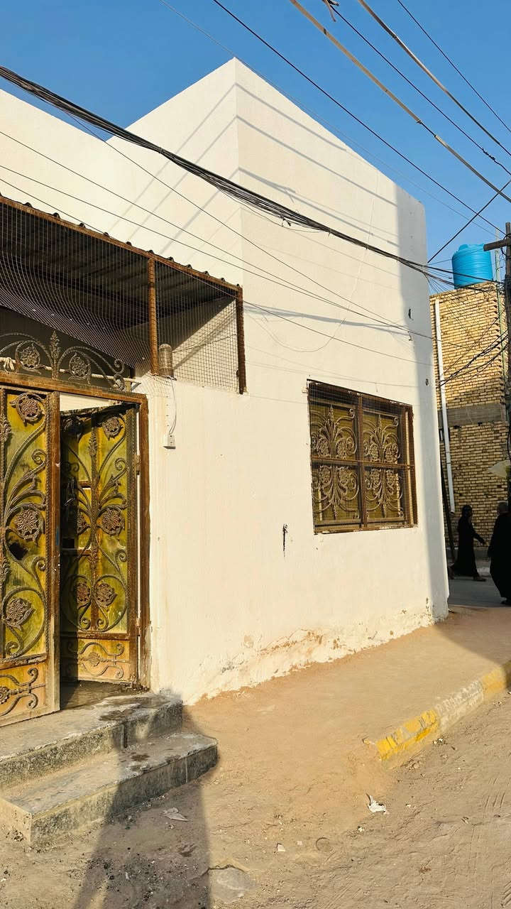 بيع مستعجل
بيت ١٠٠م امامي ركن وجهين

طابق واحد بناء نظيف عكاده

سعر ١١٥ بيه مجال قليل

حاليا فارغ جاهز للسكن

يقع سادس بيت عن شارع الرئيسي السريع
قرب مجمع دبي

يحتوي على غرفه وصاله ومطبخ وصحيات داخليه وخارجيه واستقبال

موبايل للاستفسار ***********
