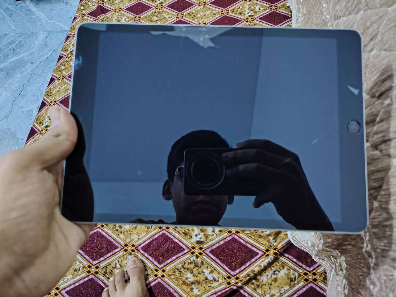 ايباد ٩ للبيع 
ذاكرة ٦٤ 
بي فطر بالكلاس 
نموذج M 
بطاريته أعلى من ٨٨ 
شرق اوسط
بصمة شغالة السعر ٢٢٥ و بي مجال 
بعقوبة المفرك
واتس اب ***********
