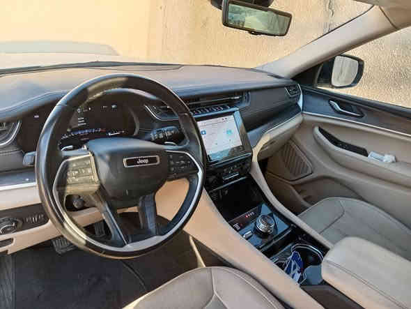 جيب كراند شيروكي لمتد 7 راكب .
الموديل : 2022 . امريكي المحرك : V6.  3.6L . 
العداد : . ( ٧٤ ميل. 

المواصفات :
* دفع رباعي 4x4 . 
* رادار امامي مع مانع تصادم . 
* تحذير الخروج عن المسار . 
* تحذير النقطة عمياء ⚠ .
* ويل قياس 20 انج .
* سقف بانوراما . 
* شاشه كبيرة 10.1 انج . 
*خمس كامرات من كل اتجاهات
* نظام الخرائط (GPS) .
* كاميرا داخلية . 
* كاميرا خلفية . 
* المصابيح الأمامية زنون .
* كشافات الضباب زنون .     
* تشغيل عن بعد .
* صندوق كهربائي .
* مقصورة الركاب من الجلد الفاخر .
* حفظ وضعيات الجلوس (ميموري) . 
* المقاعد الأمامية كهربائية .
* المقاعد الأمامية تبريد وتدفئة .
* المقاعد الخلفية تدفئة .
* سستم صوت Alpine . 
* انارة داخلية LED . 
* حساسات خلفية . 
* 7 راكب vip
* مكيف خلفي مع وحدة تحكم منفصلة . 
* تدفئة ستيرن . 
* مانع تصادم خلفي .
وامامي
* بلوتوث تلفون . 
* محدد سرعة . 
* نظام التشغيل والاطفاء الاوتوماتيكي .
* ⁠سياره مكفوله كفاله عامه 
عد باب خلفي مبدل وبارد كد  شب بلجملغ خلفي
رقم الهاتف ***********
مكاني بغداد الشراي يتصل ويدلل
السعر 340$
