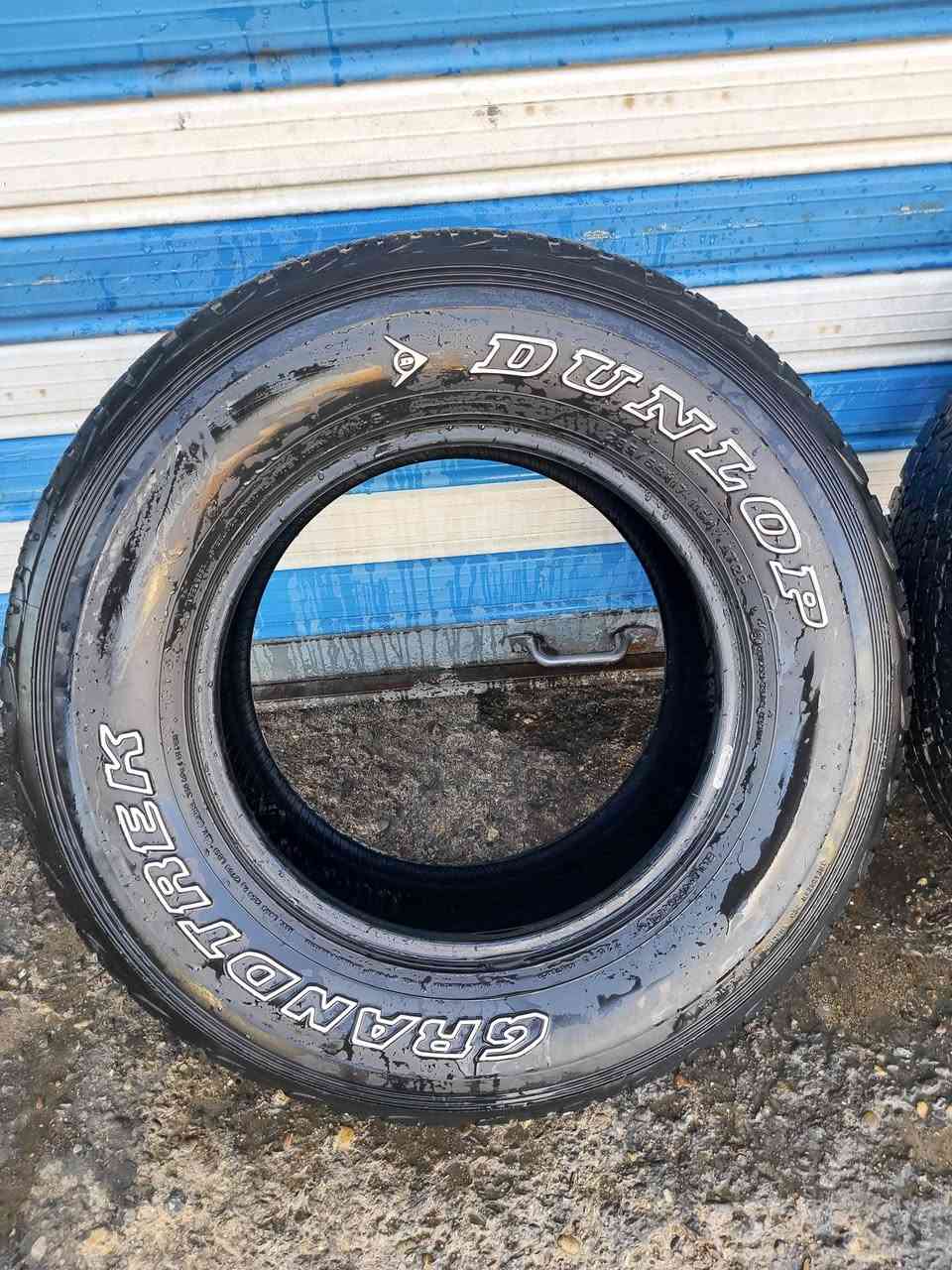 سلام عليكم للبيع زوج تايرات لاندكروز ستينية دلوب ياباني اصدار 22 نضيفات  او زوج نيكل بيبان ستينية شركة العنوان بغداد   ***********
