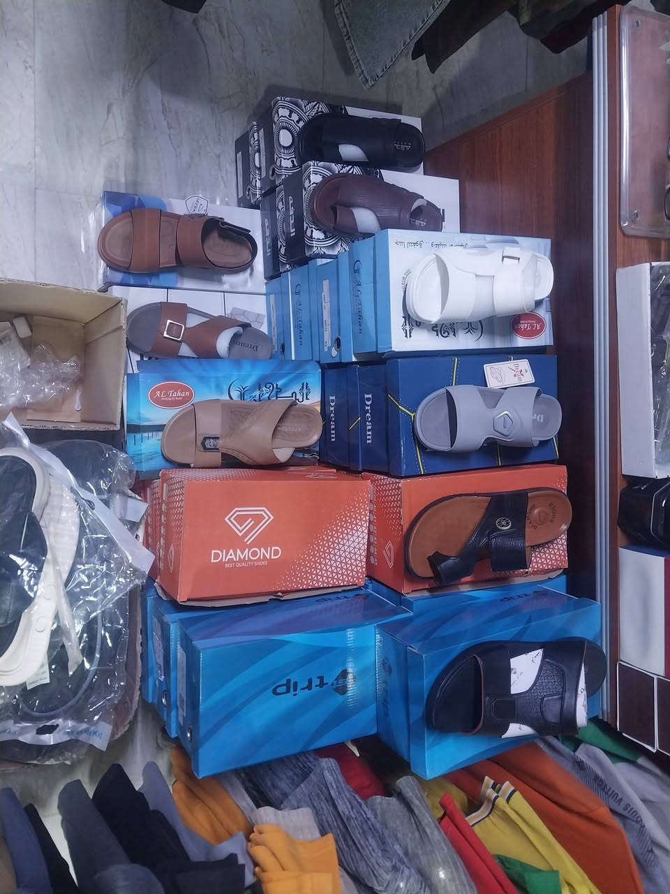 محل ملابس للبيع رجالي ولادي المكان العزيزيه الشارع العام بسعر مناسب ***********
