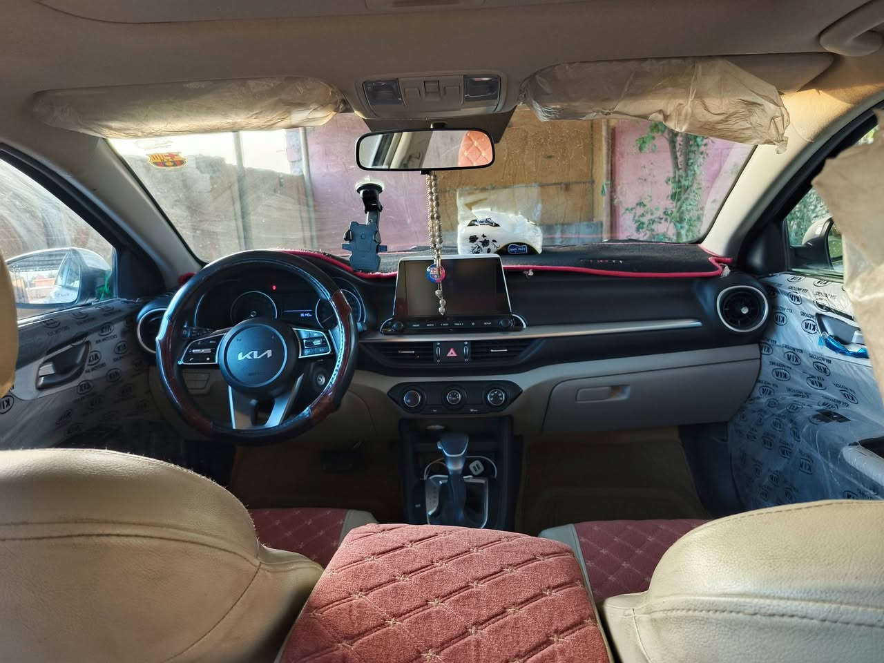 السلام عليكم من رخصت الادمن سيراتو ٢٣ماشيه٣٥الف.محرك الفين اشاير امري شفط حساسات فتحت سقف قطعتين تبريد. تجليد داخلي. شاشه حجم كبير ويل كب كامره خلفيه ١٨٠درجه.سيارة مال بيت فول. موصفات. سياره وكاله بعدها بجيس. السعر١٨٦. ***********.وتساب فقط. وشكرا
