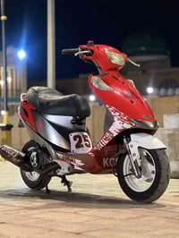 ادرس قديم للبيع  الدراجة معروفة بقوتهة وعليها تزويد خارجي وداخل المكين...