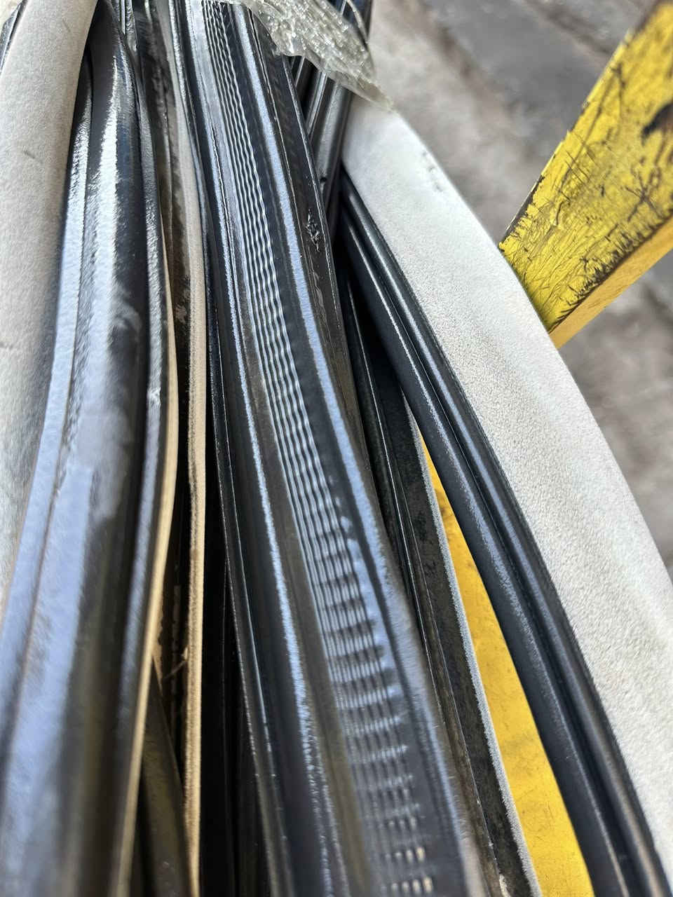 تخم سفايف ابواب لونين توكلر
ابيض واسود 
الابيض يجي بلون الداخل 
فقط للسيارات الفولل 🤭🫠 
*********** 
يوجد توصيل جميع محافظات العراق 
100 الف مع التوصيل
