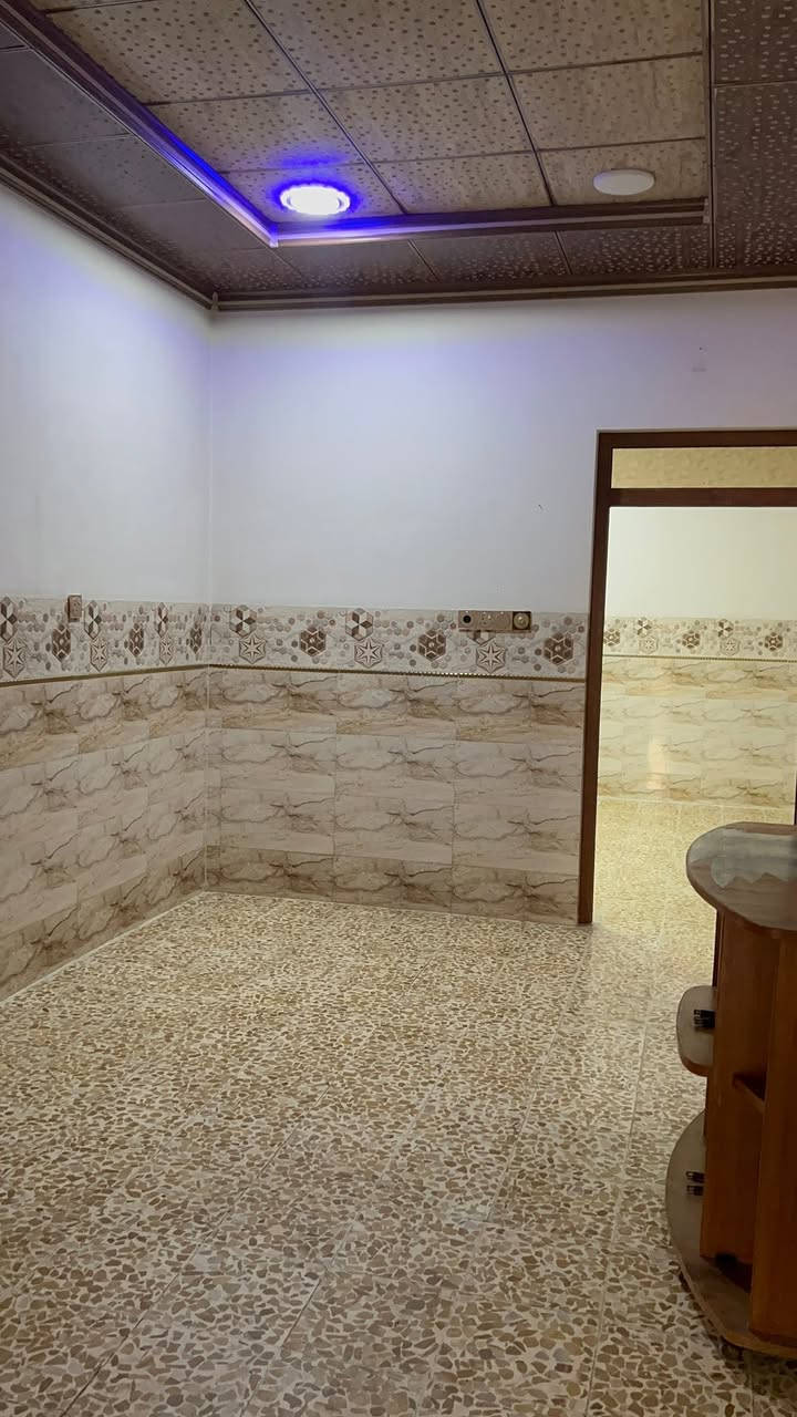متاح دار للايـــــــــجار 
حي السماح قرب بانزيخانة المشاعل 
مساحه 100 متر بناء حديث مثل ماموضح بالفيديو سعر الايجار 300 الف 
***********
***********
مكتب البرج الذهبي
