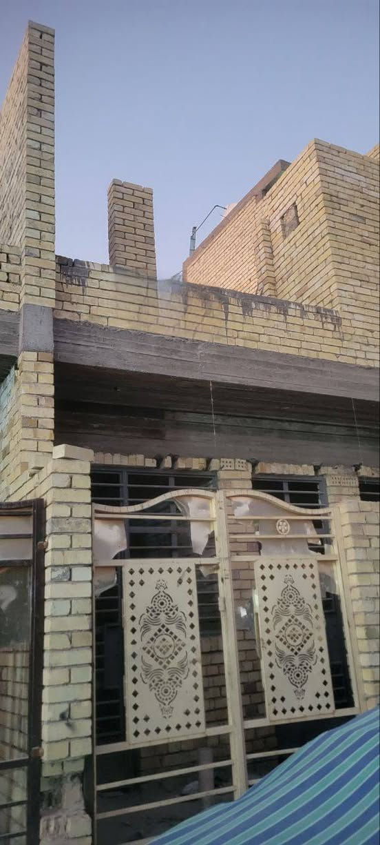السلام عليكم بيت  ٧٠ متر هيكل طابقين يحتوي على ٣ غرف نوم واستقبال ومطبخ واجهة ٦ ونزال ١٢ متر  موقع البيت  شارع الشريط خلف تقاطع المرور  نهاية شارع محلات سيد هاني قرب حسينية ائمة البقيع سعره ٦٥مليون للتواصل على الرقم *********** ابوعلي العامري
