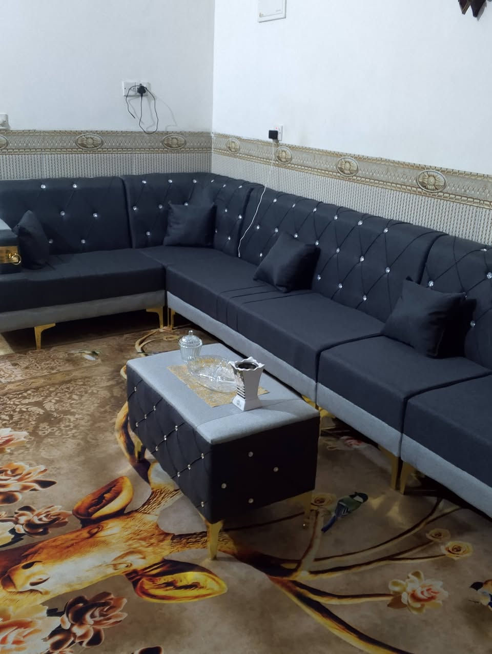 للبيع ديوان جديد البارحة فتحتة شغل معمل عراقي لقماش كتان ١٠ مقاعد ويا طبلة وسطية... ناعم مال صالة زغيرة السعر ٣٢٥ المكان ابو غريب ‏‪***********‬‏
