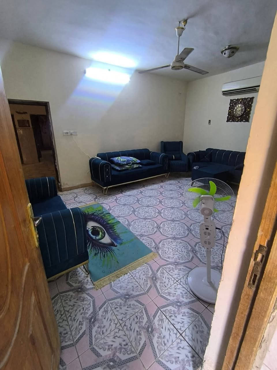 �#دار_للايجار📍 العنوان: أم الخيل – قرب مدرسة الذُرَى،

🔹 الدار مؤثث بالكامل ويحتوي على:
– غرفتين نوم
– صالة
– مطبخ مجهز بالكامل (مثل ما موضح بالصور)
– صحيات
– استقبال
– كراج سيارة 🚘

🔹 الطابق الثاني:
– غرفتين نوم
– سطح واسع

💨 يحتوي البيت على 6 سبالت + مكيف واحد + مبرده و مراوح سقفيه عدد 3
—————————
▪️ #نستقبل_جميع_عروضكم
———————————————————
 #للاستفسار 
او مراسله الصفحة أو واتساب او الاتصال ع الأرقام التأليه 
   ***********
https://wa.me/message/54I3LYHRG7YFG1
#العفلوگي_للعقار_اكبر_بيج_عقارات_في_الديوانية
#بيت #دار #عقار #ارض #الديوانية
