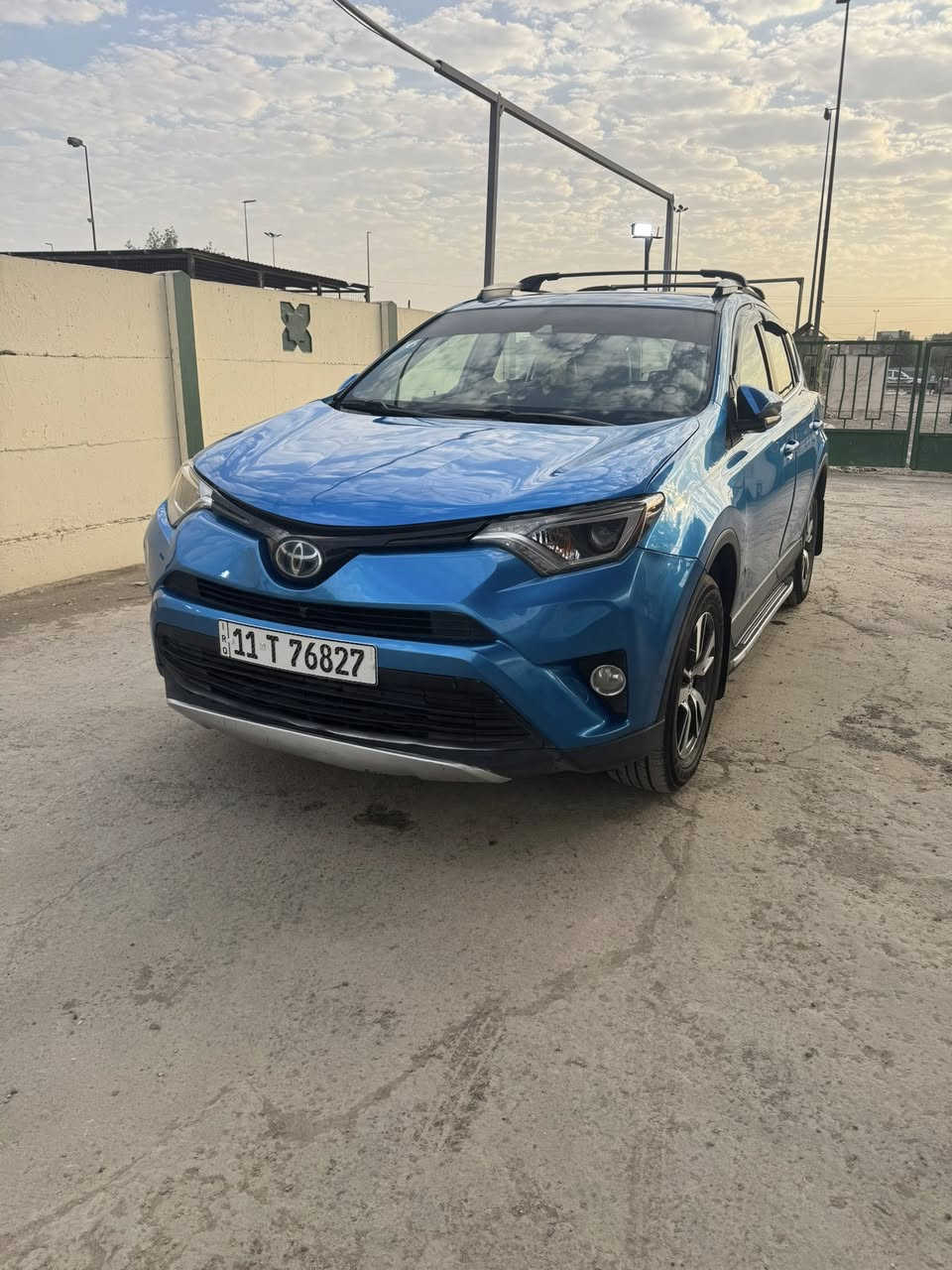 السلام عليكم موديل 18 حادث خفيف من الامام بدون لغود وشواصي صبغ فقط بذون تبديل وبيها بابتين اليمين صبغ اثر شخوط منزل الفديو قبل الصبغ السعر 155 بيع مستعجل 
***********
