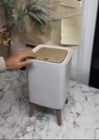 سلة نفايات • تفتح باللمس • عصرية