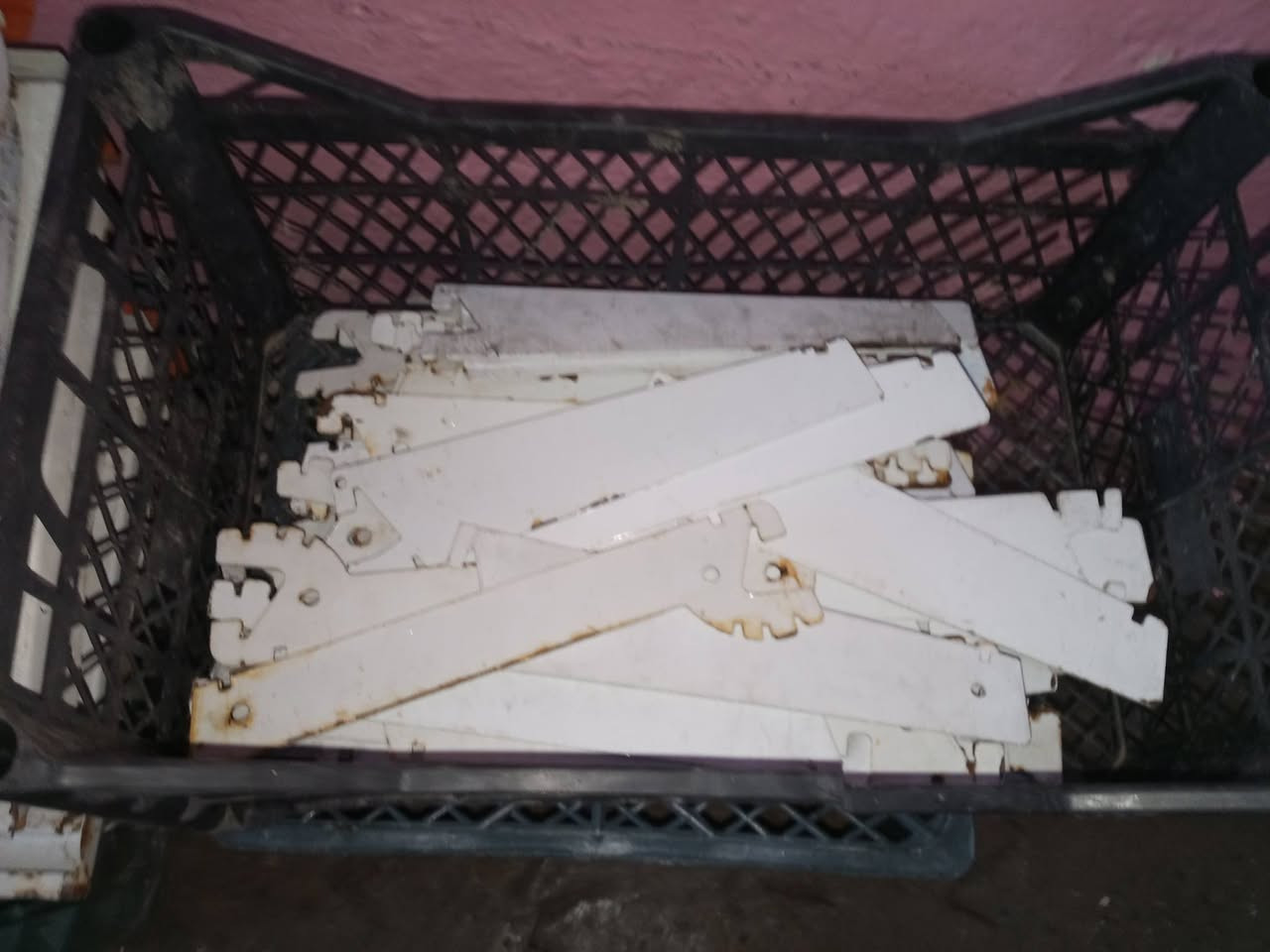 متاح رفوف محل نوع تركي ثقيل القياس٩٠ سم ×25سم العدد ٣٥رف + سكك عدد ٨ المجموع ٤٣قطعه  المكان موصل الجديده  للاتصال ***********
