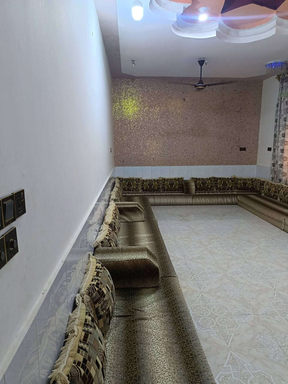 من رخصة الادمن المحترم 
دار سكن للبيع كاملة تحتوي على ثلاث غرف نوم وغرفة استقبال وهول وصاله كبيره ومطبخ وحمامات داخلية وخارجية وبيتونه كبيره مساحة البيت 800 متر الموقع حي الدره قريب على مولدة حي الدره داخل حدود بلدية القائم مؤهله لرفع معاملة طابو السعر المطلوب 65 مليون قابل للتفاوض للاستفسار يرجى الاتصال على الرقم *********** ابو عمار
