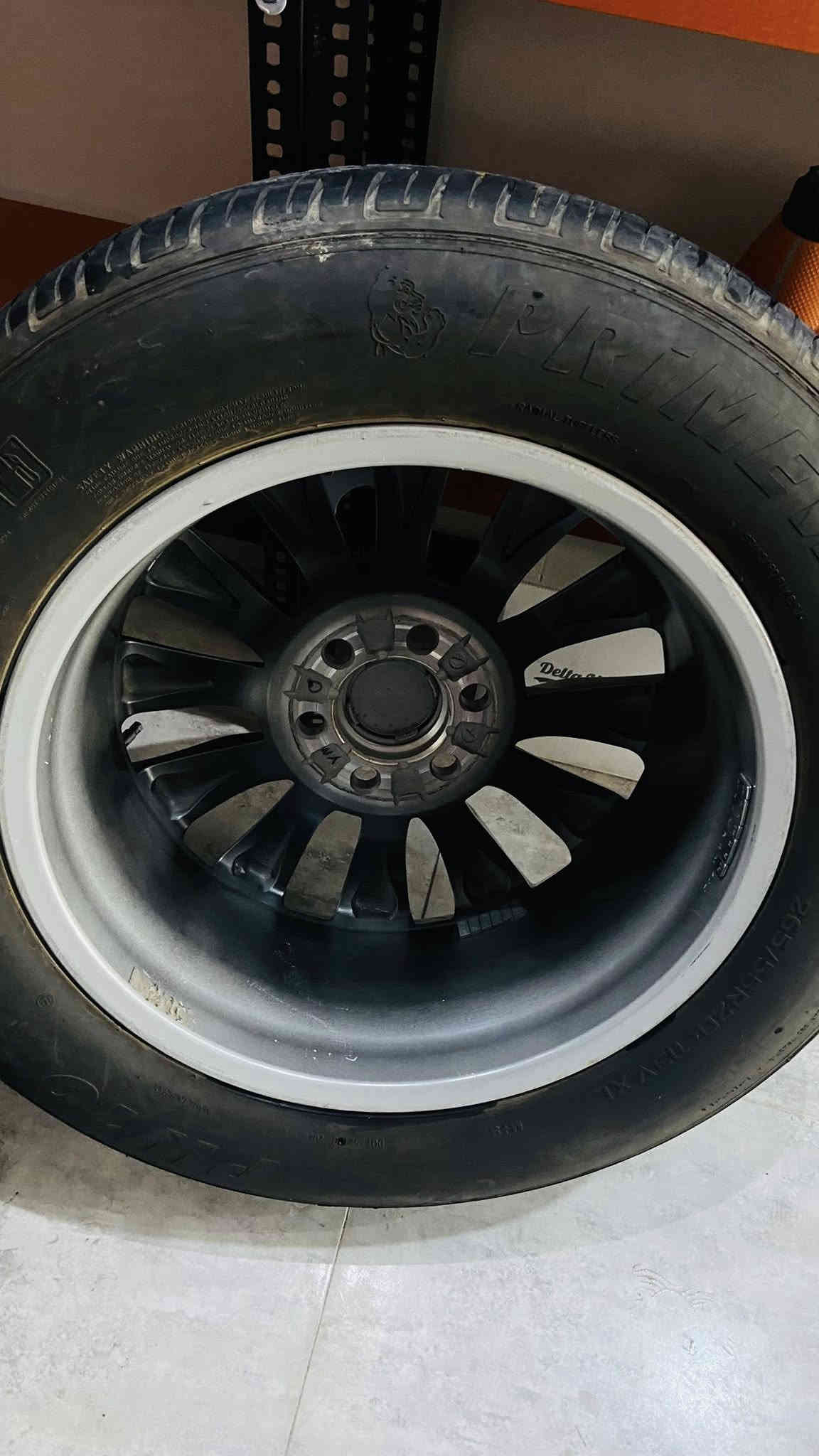 السلام عليكم اخواني عندي ويل لاندكروز اصلي مو تجاري ياباني اصلي جديد كلش  هو ويا تخم تاير (التاير صيني) بس خوش نوعيه 
السعر 16 ورقة وبي مجال بسيط للاستفسار  

 ***********
