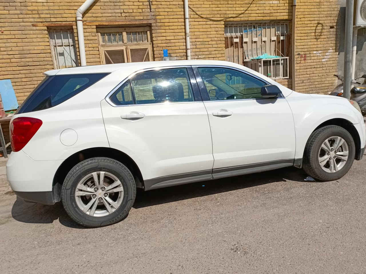 السلام عليكم
سيارة كوينكس LT موديل 2013 محرك 2400 
سيارة كير مكينه تبريد جيد جدا
 ضربته بالچاملغ الخلفي جهة السايق گد شبر ضربة ستوته فقط 
سياره حلوه ونضيفه 
السعر /100$
العنوان البصرة
للاستفسار رقم الهاتف
***********
