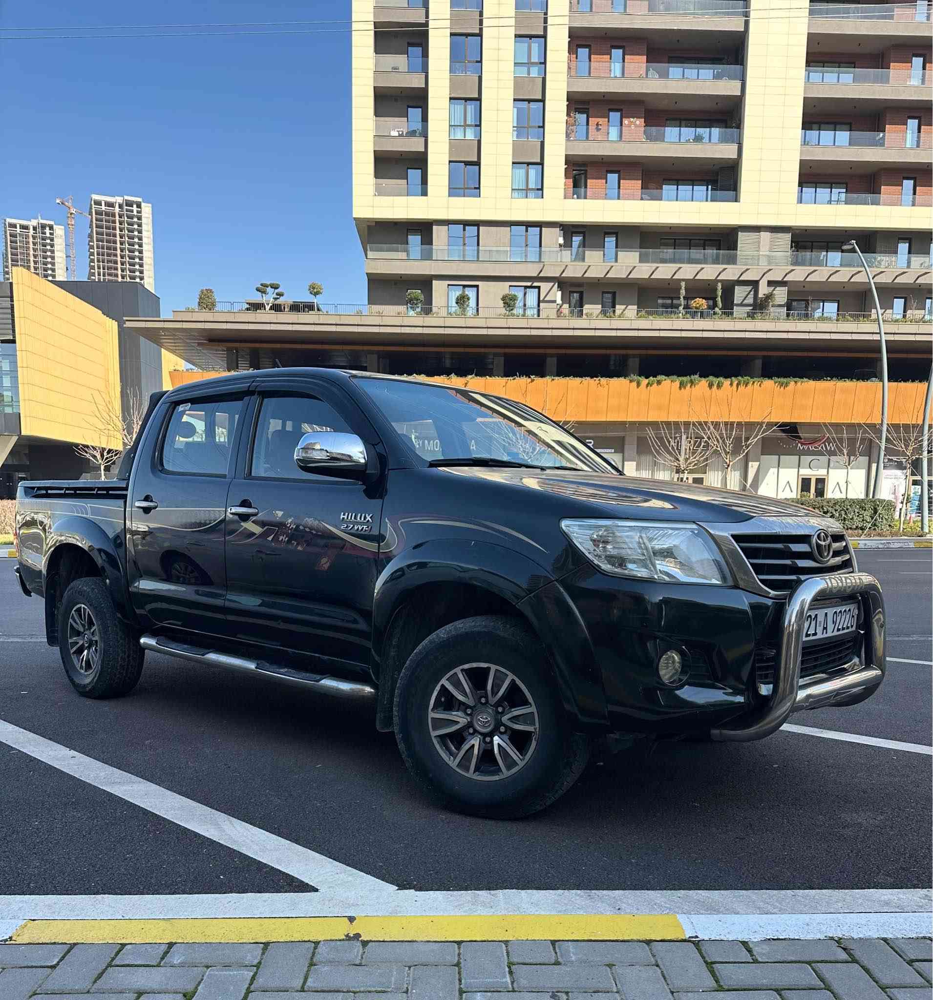 مەرزییە گێڕ عادی٢٠١٣ 
***********
ڕەنگی ڕەش
 سیدنهرۆ فول فول
مەكینەی نەكراوەتەوە
 چەمەلغی لای سایەق پەڵەیەك بۆیاخی هەیە سۆنەرم،  داناوە لەگەڵ  هەنێك كاڵبونەوە
 سعری١٧٨گەڵایە السليمانية, العراق
