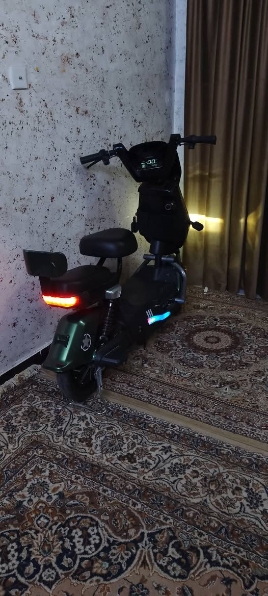 السلام عليكم درجه البيع نضيفه أربع بطاريات دراجه تشتغل وما ناقصهه شي كامله 3 سرع  هورن اشاير يمنه ويسره لايت كلهن يشتغل سعر ب360وبيه مجال ***********
