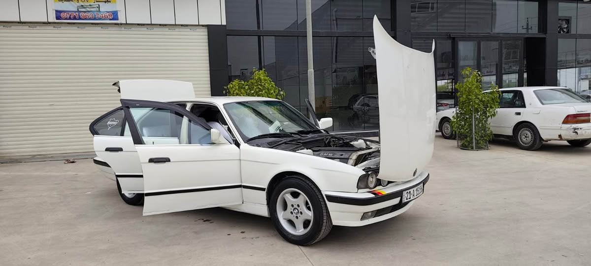 bmw 
مۆدێل ١٩٩١
رەقەم سلێمانی. تاکو ٢٠٣٠تازەیە 
بەشەر تی تەحویل و خەرامە 
٥٢٠
مەکینە کەپس 
گێر عادی 
حیزام بۆیاخە بۆ جوانی 
بێزەربە و لێدان 
سلایت 
جام کارەبای 
چوار تایە تازە 
تەقەو رەقە بەشەرت
گێرو مەکینە بەشەرت✈️
نرخ. 47
ژ.م. *********** 
شوێن کەلار كالار, السليمانية
