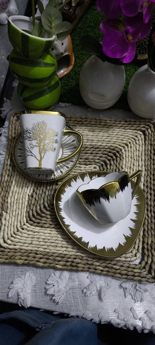 "بنات العراق كلهن محتاجين هاي القطع التجنن 👀✨
توصيل لكل المحافظات 🚚"

نوع الأواني التي في الصورة فرفوري الأوروبي غالباً يُصنع من البورسلان الفاخر ويتميز بلمعانه ونعومة ملمسه، وتكون عليه رسومات يدوية دقيقة مثل الزهور، والذهب، والزخارف الكلاسيكية. لذلك يُعد من القطع التي تدل على الذوق الرفيع والفخامة في البيت 😍♥♥.

"للحجز والاستفسار مراسلة الدايركت   🤍"


**إذا كنت صاحب هذا الإعلان وتريد حذفه لأي سبب، رجاءا أرسل رسالة إلى الدعم الفني**